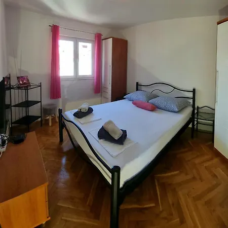 Lara Apartment *