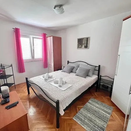 Lara Apartment *